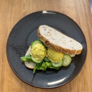 Broodje kip kerrie salade